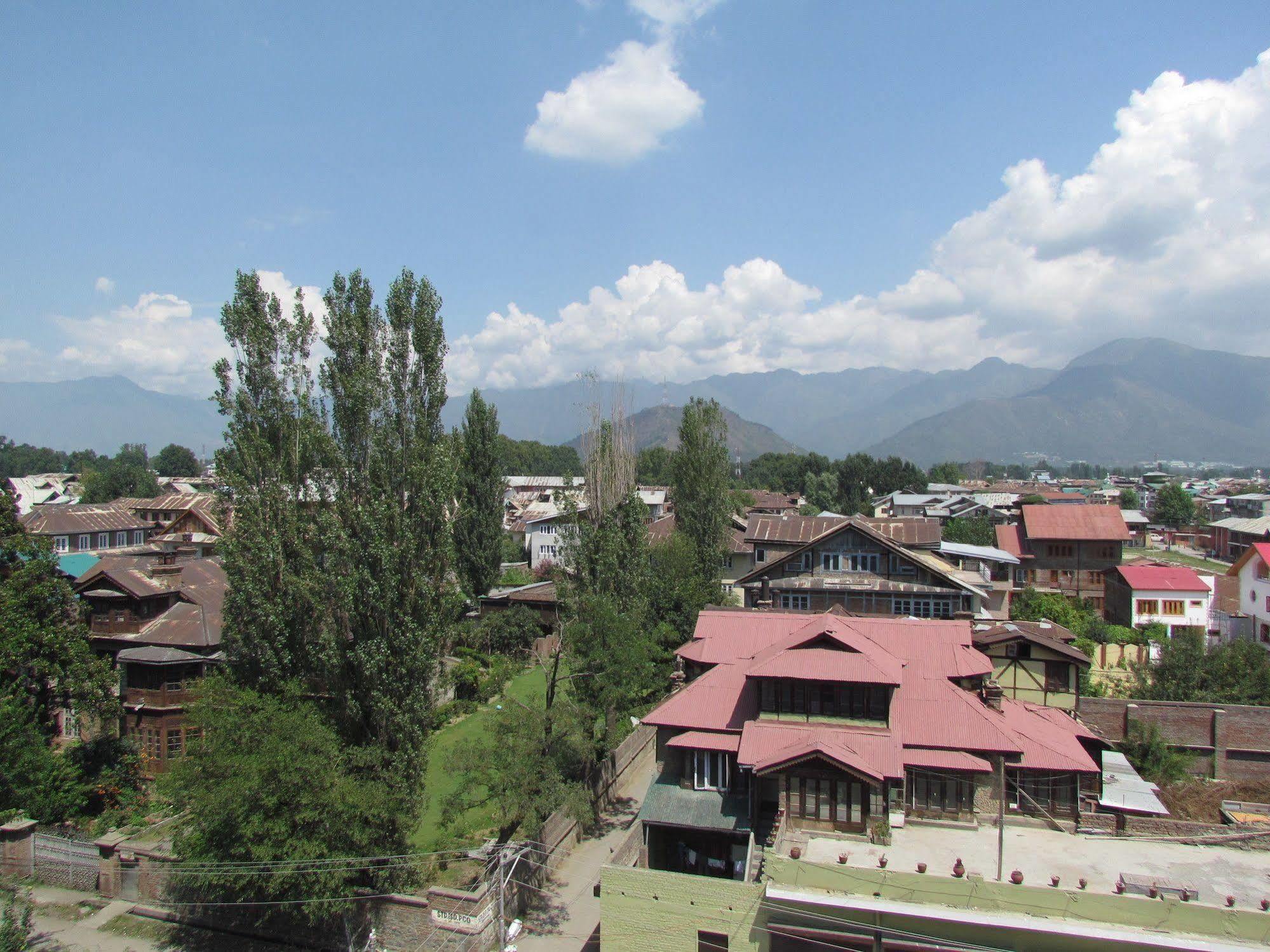 Hotel Pine Spring Wazir Bagh Srinagar  Ngoại thất bức ảnh